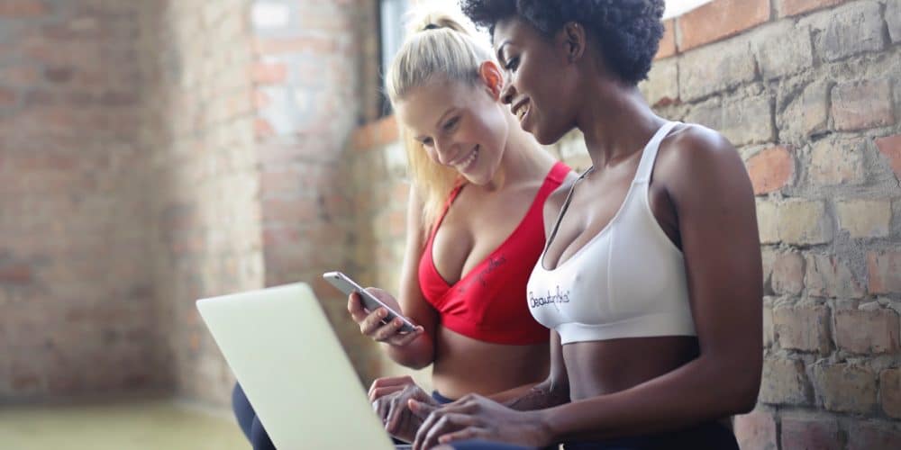 deux femmes visualisant une simulation 3D de chirurgie esthétique