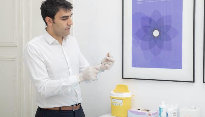 Photographie du Docteur Ziade chirurgien esthétique préparant une injection dans son cabinet à Montpellier