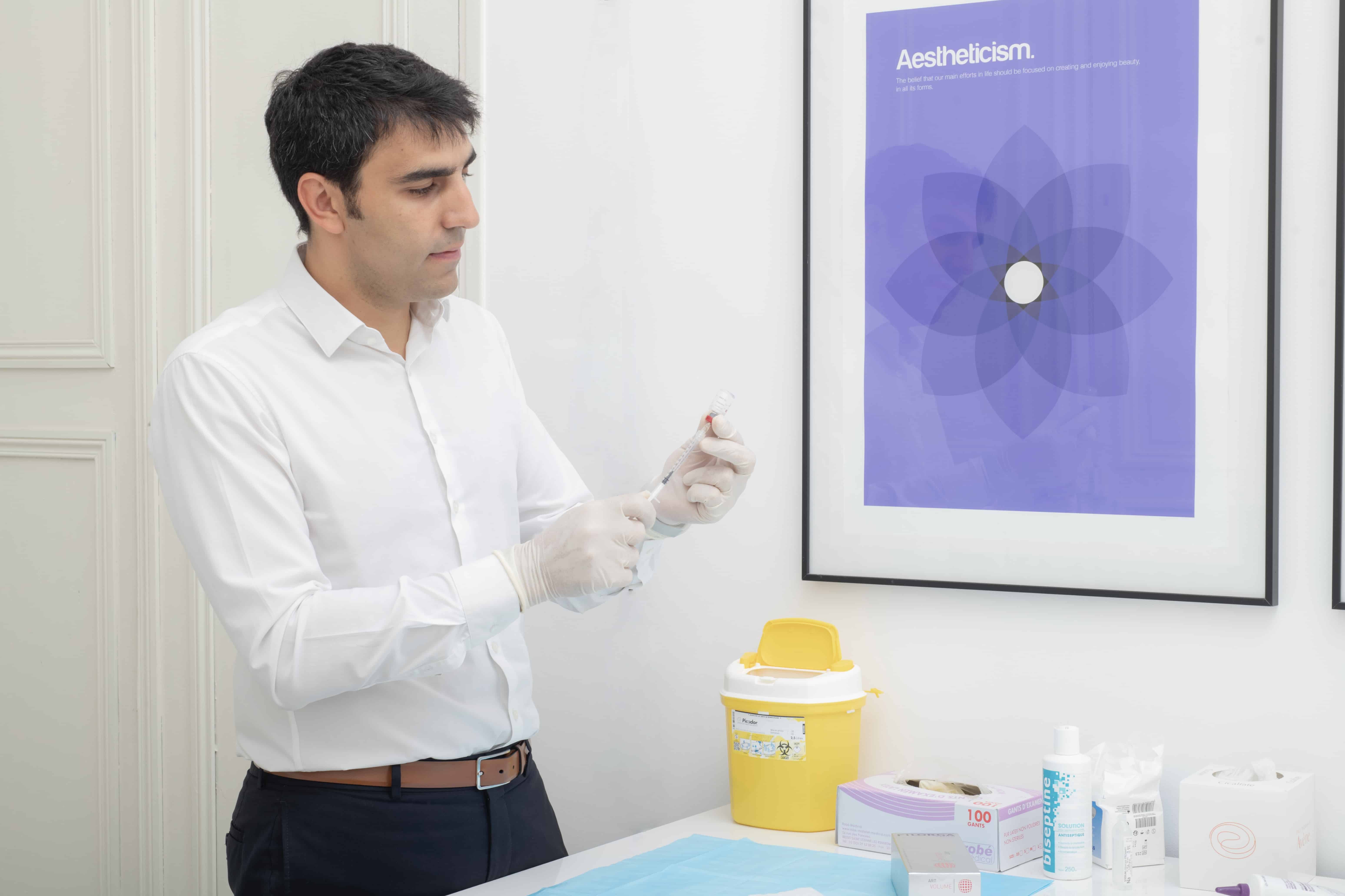 Photographie du Docteur Ziade chirurgien esthétique préparant une injection dans son cabinet à Montpellier