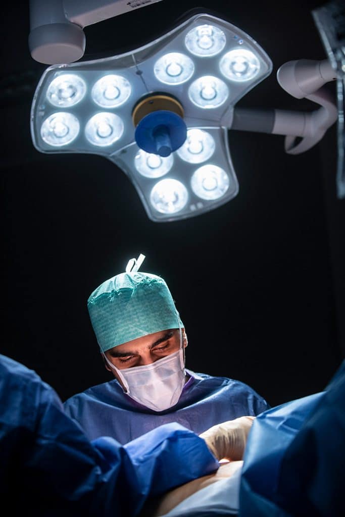 Docteur Makram Ziade en opération