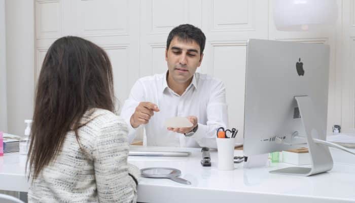 docteur ZIADE chirurgien plastique et esthétique en consultation