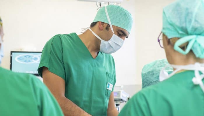 docteur ZIADE chirurgien plastique et esthétique en intervention