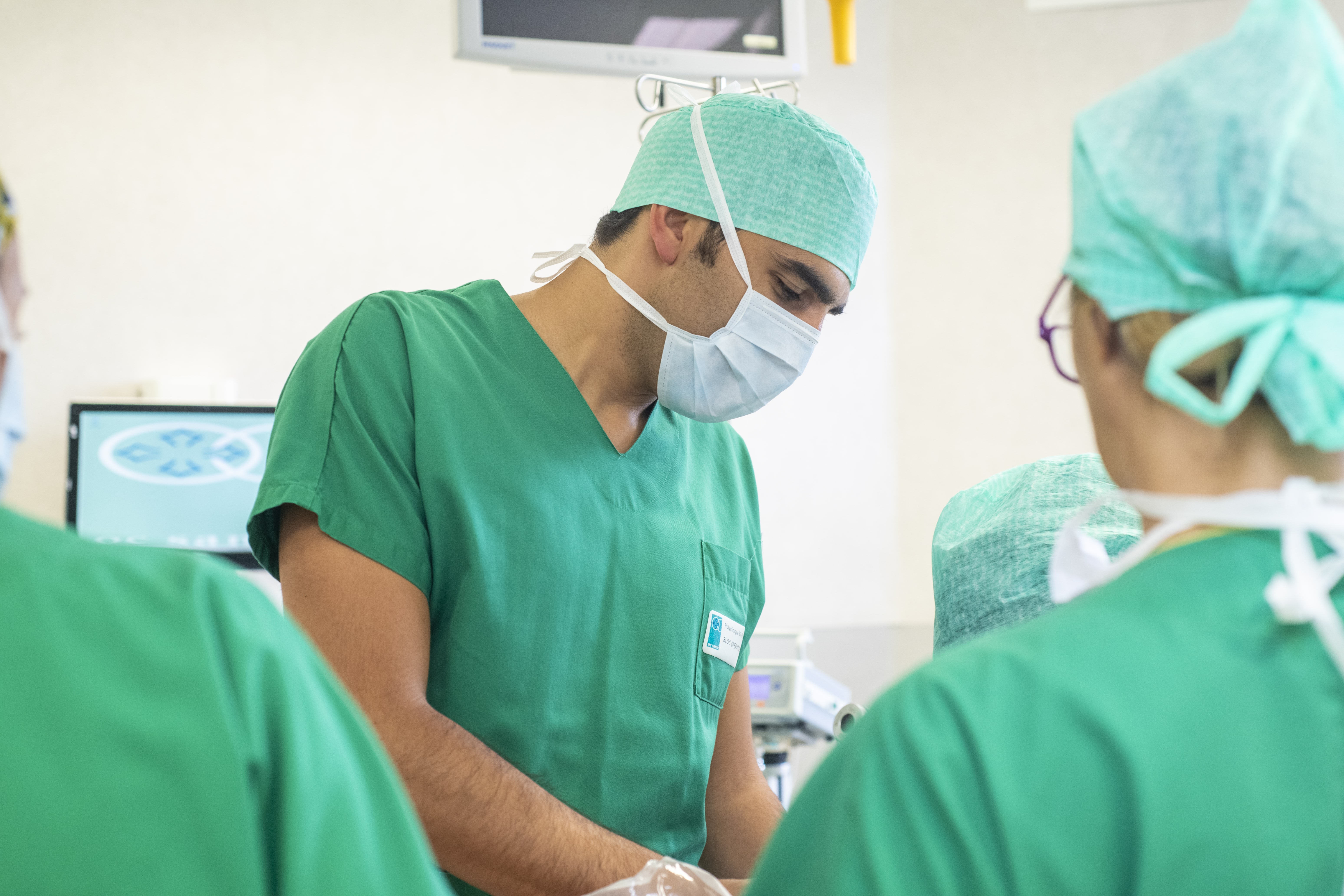 docteur ZIADE chirurgien plastique et esthétique en intervention